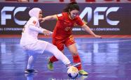泰国女足队员勇往直前，冲刺胜利