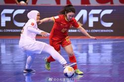 泰国女足队员勇往直前，冲刺胜利